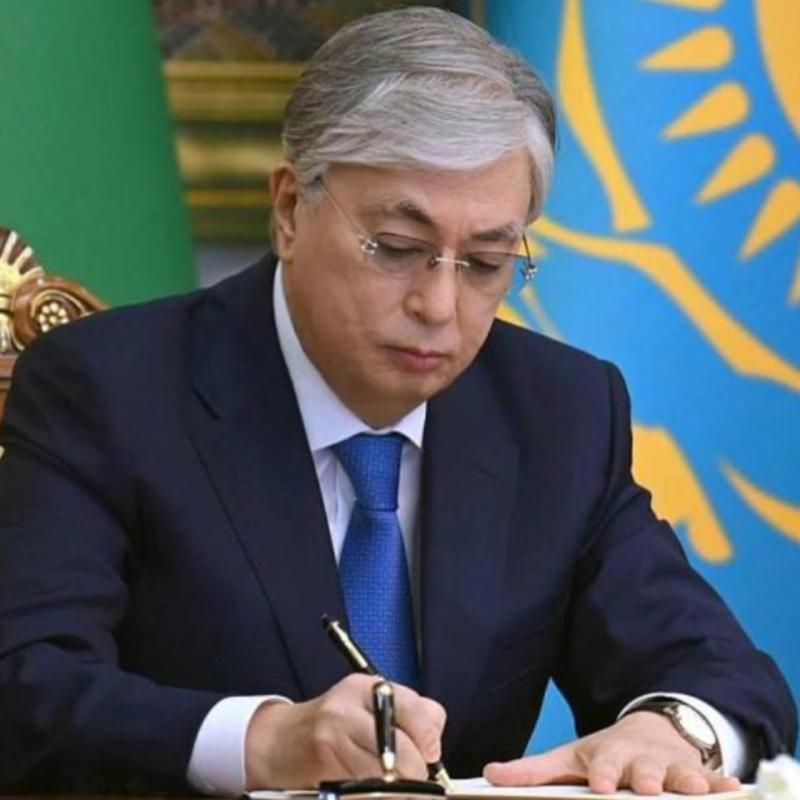 МЕМЛЕКЕТ БАСШЫСЫ МЕДИЦИНА ҚЫЗМЕТКЕРЛЕРІН ҚҰҚЫҚТЫҚ ҚОРҒАУДЫ КҮШЕЙТУ ТУРАЛЫ ЗАҢҒА ҚОЛ ҚОЙДЫ