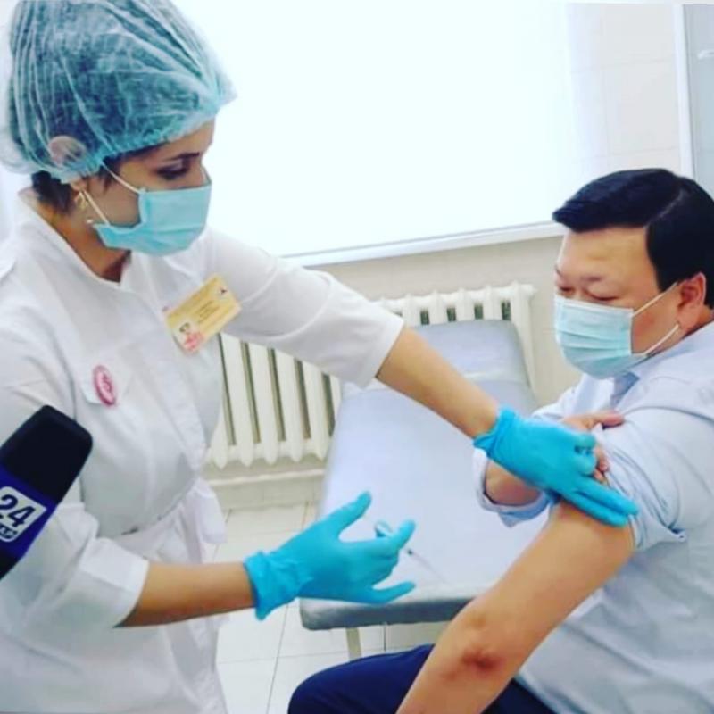 Денсаулық сақтау министрі Алексей Цой алғашқылардың бірі болып КВИ-ге отандық QAZVAC